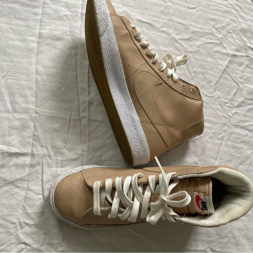 NIKE NUDE MID BLAZER!